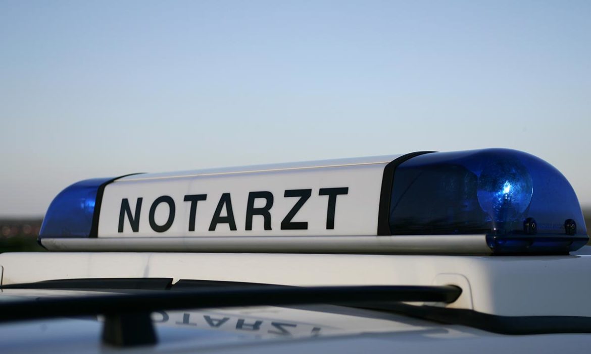 MR: Paketbote wird von eigenem Fahrzeug überrollt