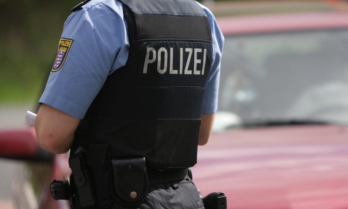 Kassel: 22-Jähriger verletzt Polizistinnen erheblich