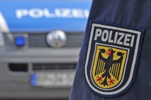 Zell: Unbekannter fasst Zugbegleiterin an die Brust