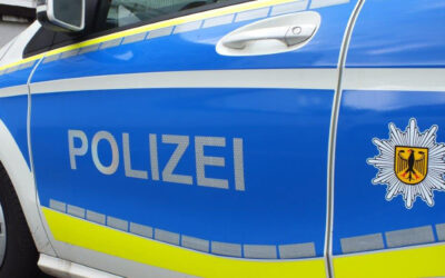 Diebe hebeln Zigarettenautomat von Hauswand