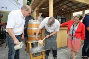 Biergarten „Zum Burghof“ mit Fassbieranstich eröffnet