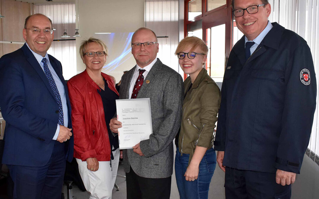 Joachim Bahrke bekommt Ehrennadel der Stadt Baunatal