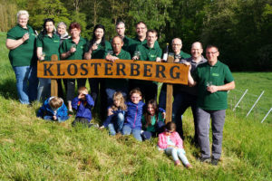 Weinfreunde Spieskappel weihen neues Schild ein