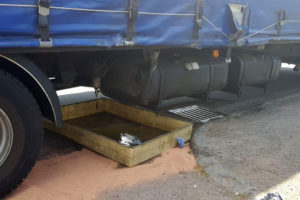 Engelrod: Lkw-Fahrer überfährt Mülltonne