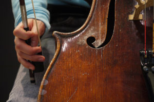 Kassel: Celloklassen spielen in Elisabethkirche