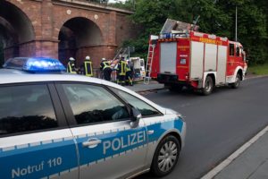 Polizisten und Rettungsdienst ziehen Mann aus der Schwalm