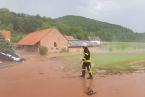 Hagel, Überflutungen und vollgelaufene Keller während Gewitter