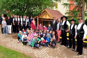 Korbach: Zimmerer-Innung schenkt Kita Sonnenschein ein Haus