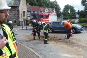 Gudensberg: Feuerwehr beseitigt Öl und Erde