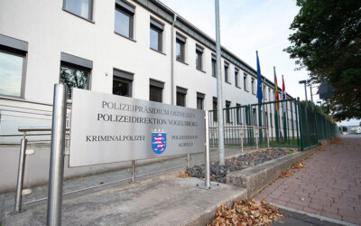 VB: Schaufensterscheibe zertrümmert; Schläger