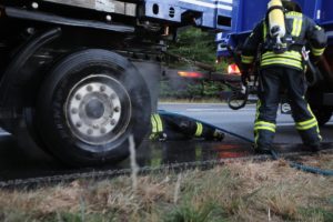 B254: Feuerwehr löscht Bremse von THW-Anhänger