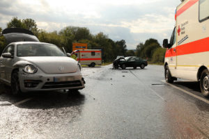 B323: Unfall im Kreuzungsbereich fordert zwei Verletzte