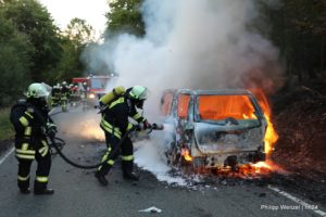 Lichterloh brennendes Auto auf Kreisstraße