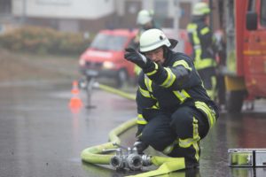 Florshain: Feuerwehr übt Menschenrettung aus verrauchtem Keller