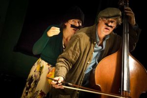 Die Theatergruppe „3 Hasen oben“ im Blauen Saal