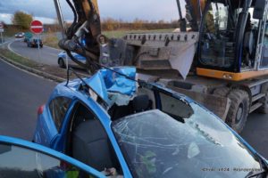 Baunatal: Autofahrerin bei Zusammenprall mit Bagger verletzt