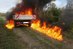 B487: „Pritsche“ geht in Flammen auf