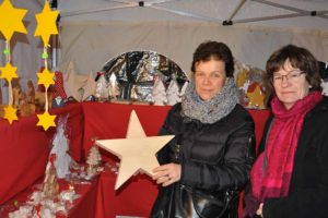 Hunderte Besucher im Hof der Hephata Diakonie