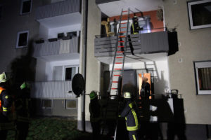 Gensungen: Blumenkasten und Sessel brennen auf Balkon