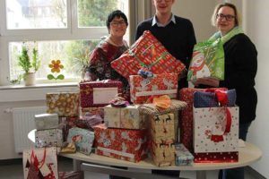 Kirchengemeinde packt Päckchen
