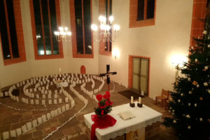 400 Kerzen erleuchten die Stadtkirche Treysa am Silvesterabend