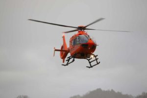 Landkreis Kassel: Pkw-Fahrer bei Aufprall auf Baum schwer verletzt