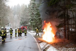 Gilserberg (Video): Pkw brennt nach Aufprall auf Baumstumpf aus