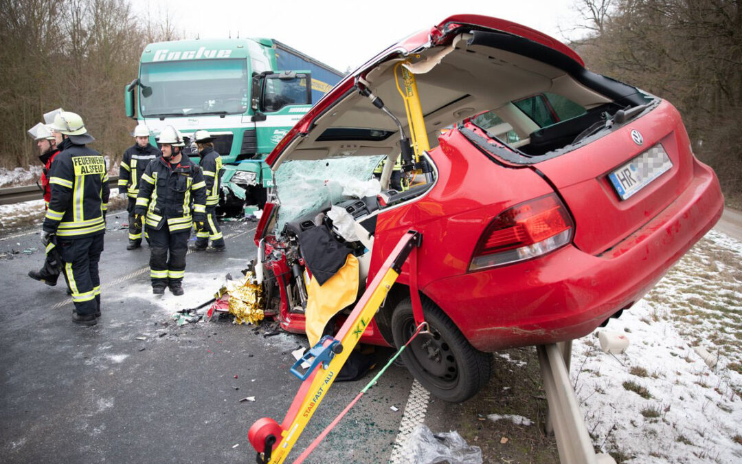 B254: Feuerwehr und Rettungsdienst retten drei Menschen nach Unfall