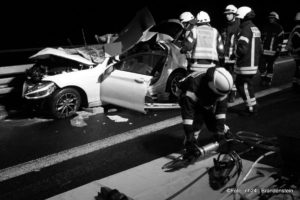 A7: Kasseler Pkw-Fahrerin prallt gegen Sattelauflieger