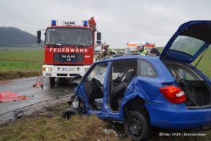 Gudensberg: Feuerwehr befreit bei Unfall eingeklemmten Fahrer