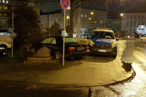 Kassel: BMW in Beet „geparkt“ und abgehauen