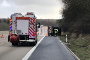 A7: 63-Jähriger legt Sattelzug auf die Seite