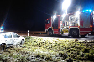 Romrod: Kleinwagen rutscht von winterglatter Fahrbahn