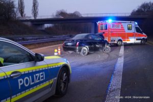 A49: 51-Jährige prallt volltrunken gegen Leitplanke