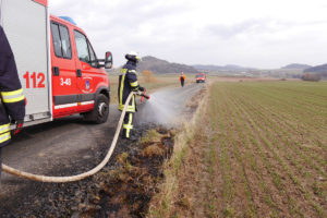 Gleichen: Feuerwehrleute löschen Kleinbrand an Feldweg