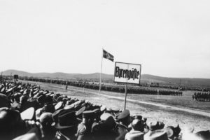 Eine Parade in den Zweiten Weltkrieg
