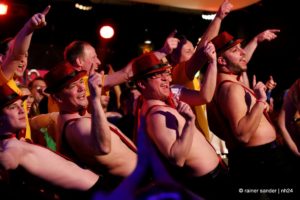 Männer, lauter Männer beim Weiberfasching!
