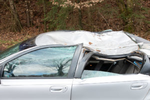 Gilserberg: Baum zertrümmert Volvo
