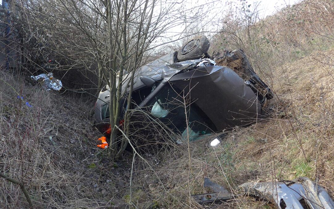 A44: Ersthelfer retten Mann aus total zerstörtem Pkw