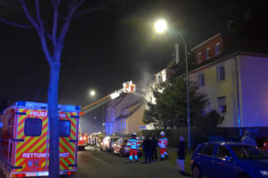 Feuerwehrleute retten Frau aus brennender Wohnung