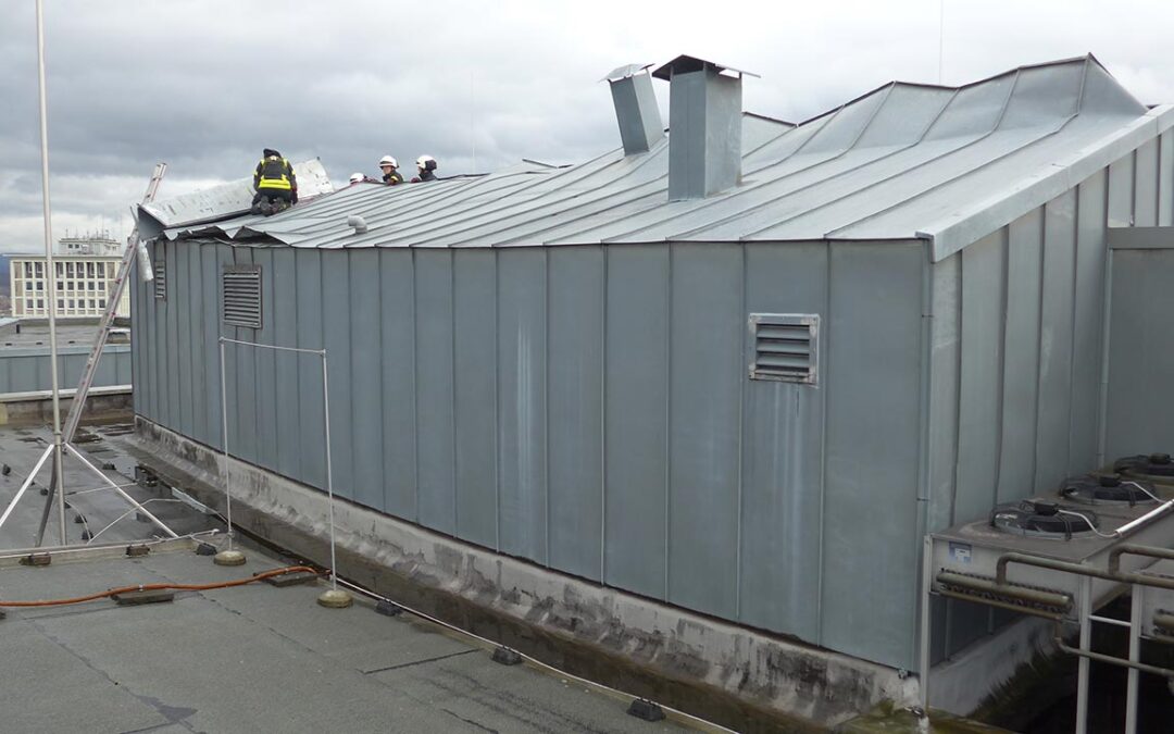 Kassel: Windböen lockern Blechdach