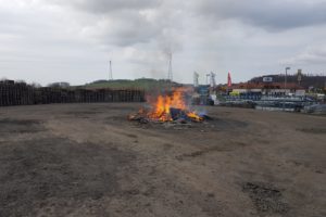 Ostheim: Feuerwehrleute löschen Paletten und Gerümpel