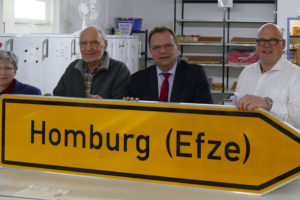 „Homburg/Efze“: Fehlerhaftes Straßenschild übergeben