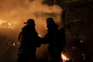 Schwalmstadt: Wohnwagen und Heu brennen