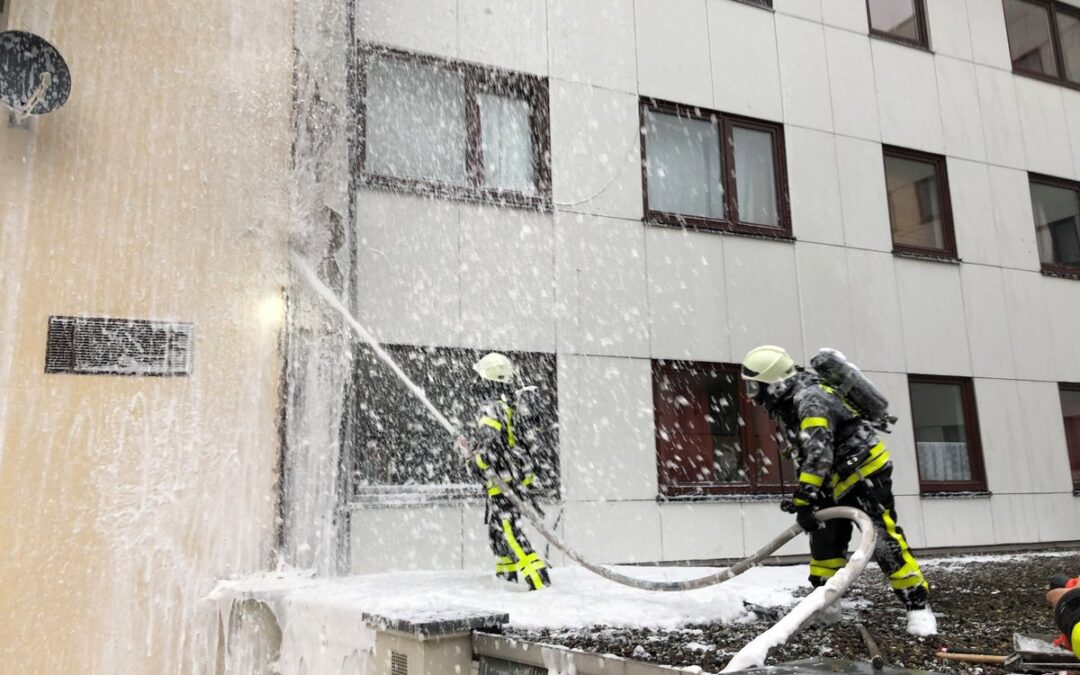 Kassel: Dehnungsfuge zwischen Gebäuden brennt