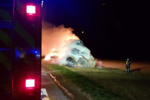 Großenritte: Etwa 100 Rundballen brennen