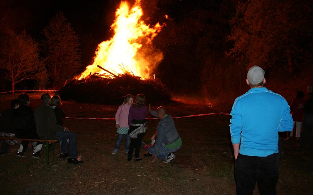 Nausis: Mit Feuer in den 1. Mai 