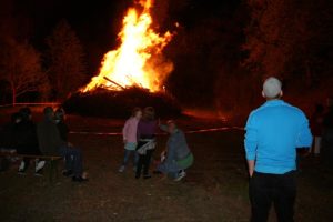 Nausis: Mit Feuer in den 1. Mai