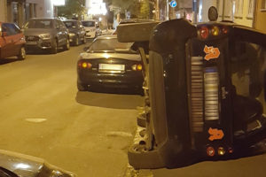 Kassel: Randalierer werfen Smart um