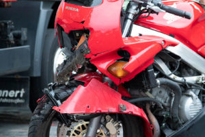 Neustadt: Motorradfahrerin (49) wird über Pkw geschleudert